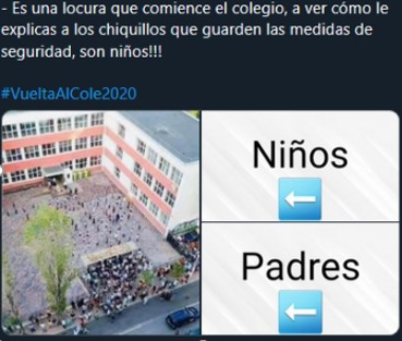 La imagen de familias agolpadas en la puerta de un colegio no es de un centro de España.