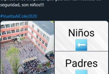 La imagen de familias agolpadas en la puerta de un colegio no es de un centro de España.